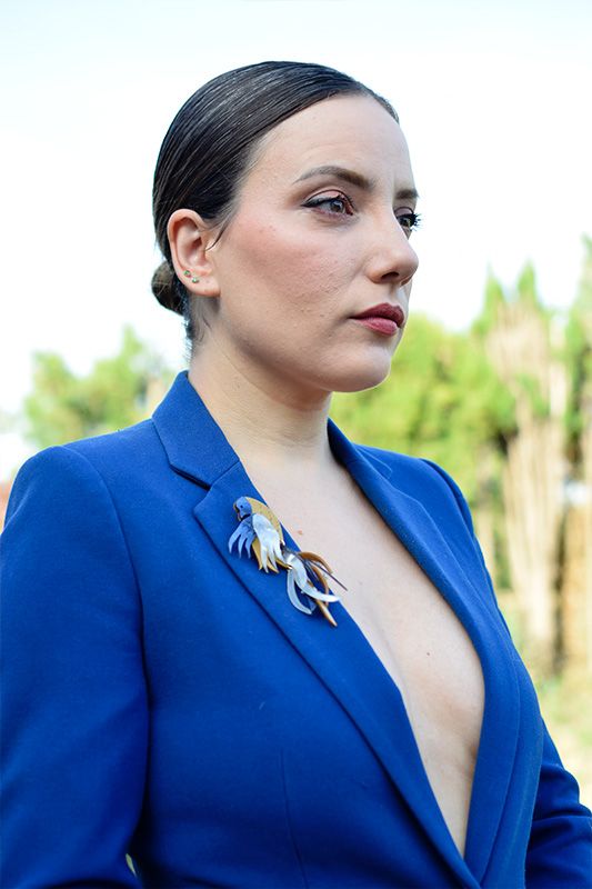 broche pájaro azul chaqueta