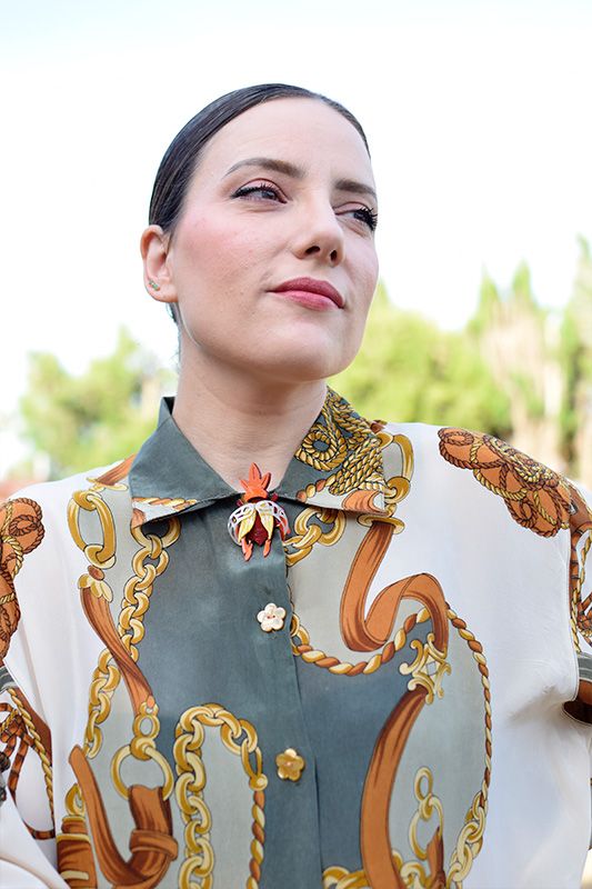 broche camisa escarabajo burdeos