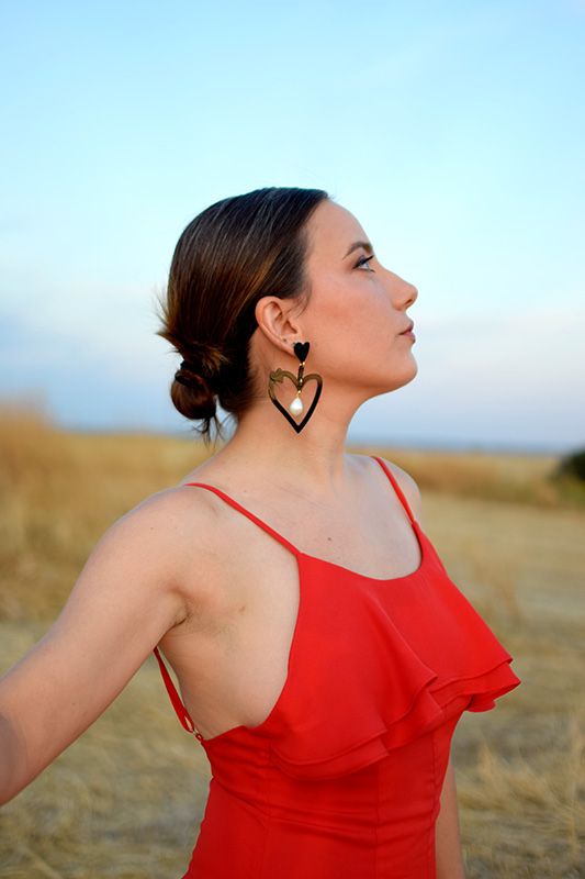 look boda vestido rojo pendientes corazon negro con perla