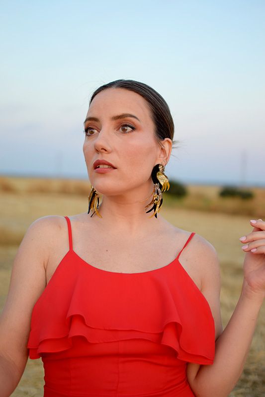 pendientesnegros originales pajaro vestido rojo look evento boda